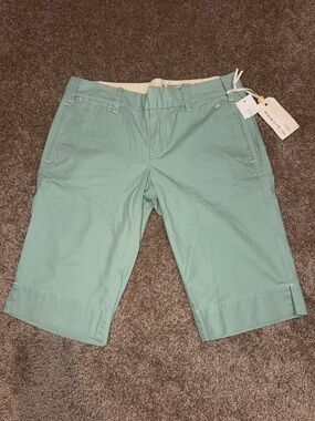 NEW G1 women's long shorts in light green - Size 4. B14